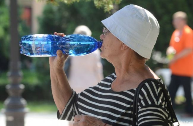 HORÚČAVY ÚRADUJÚ: Treba vypiť aspoň 3 litre vody, nie kávu ani alkohol