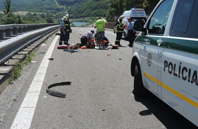 FOTO: Pri nehode autobusu na R1 zomrel dôchodca z Bratislavy