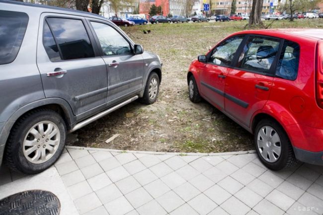 Žilinskí policajti upozorňujú na nedovolené parkovanie na chodníkoch