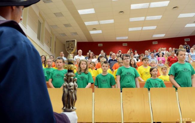 Na Univerzite bez hraníc v Košiciach spoznávajú vedu desiatky detí