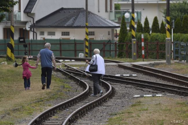 Železnice vystríhajú pred nebezpečnými hrami detí na tratiach