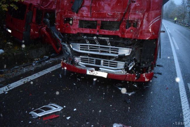 Náraz do odstaveného návesu na D1 neprežil 59-ročný poľský kamionista