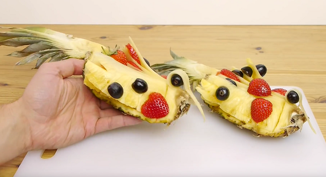 Video: Ako vyrezať z ananásu kačku