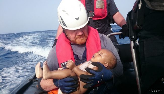 V Stredozemnom mori zachránili dnes 945 ilegálnych migrantov