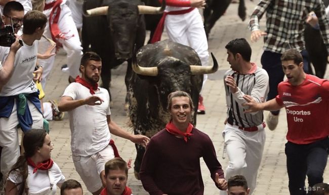 Pri tradičnom behu v Pamplone nabral býk na rohy Američana