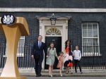 VIDEO: Britský premiér navštívil kráľovnú, ktorá prijala jeho demisiu