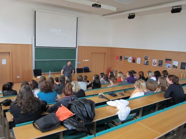 Odborníci na miestach profesorov znížia motivácie odborných asistentov