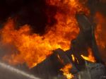 Vo Zvolene horí sklad s horľavinami, zasahuje 30 hasičov
