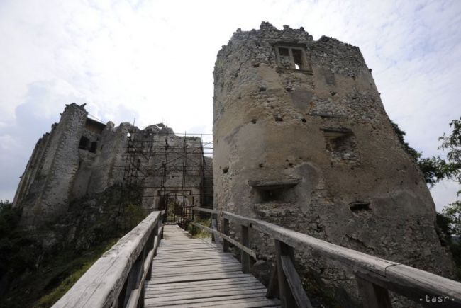 Na hrade Uhrovec obnovujú niekoľko klenieb, chcú dobudovať aj most