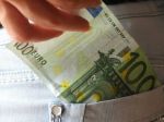 Neznámy muž vylákal od šurianskej dôchodkyne podvodom 1500 eur
