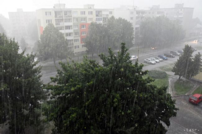 Dážď a silný vietor potrápia Slovensko aj v nedeľu