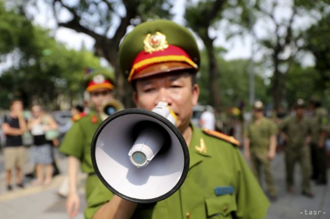 Polícia vo Vietname zatkla desiatky protičínskych demonštrantov