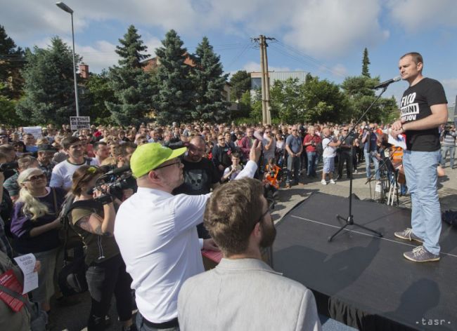 Opozícia pokračuje v protestoch za odchod Kaliňáka, láka na Nedvěda