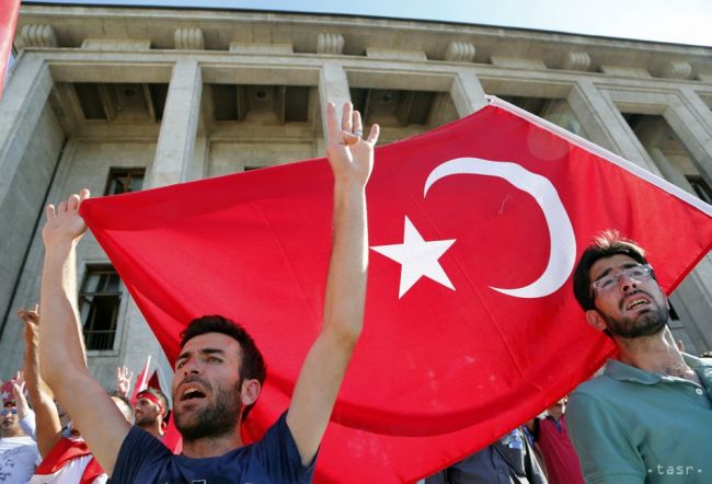 Čistky v Turecku pokračujú, v putách sú tisíce ľudí