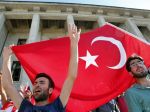Čistky v Turecku pokračujú, v putách sú tisíce ľudí