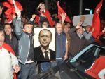 V Turecku vyšlo tisíce ľudí do ulíc vyjadriť podporu prezidentovi