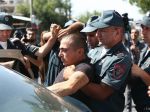 V Arménsku prebieha na policajnej stanici rukojemnícka dráma