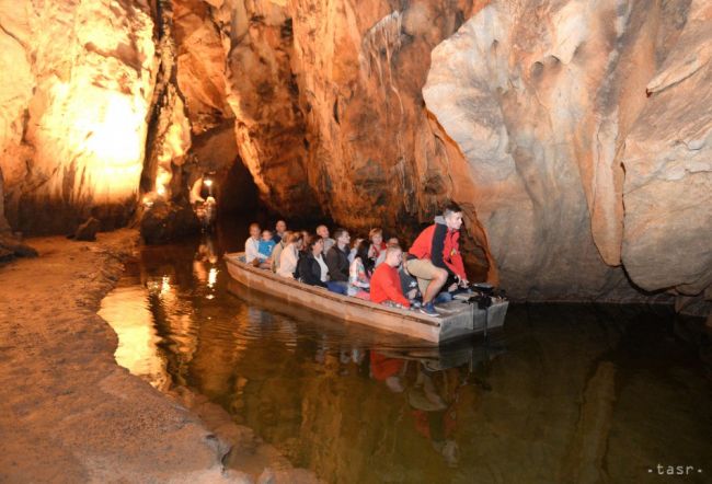 V Domici sa môžu návštevníci previezť po jaskynných vodách