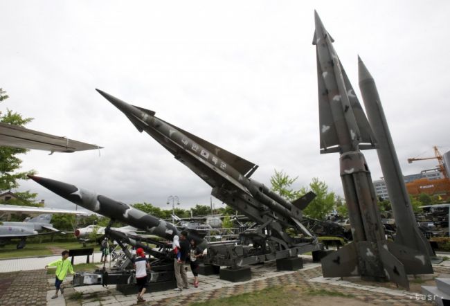 KĽDR vykonala skúšku troch balistických rakiet