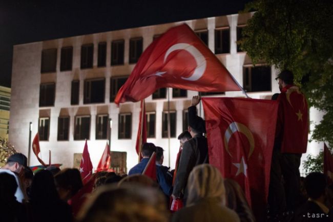 V Turecku sa opäť zišli stovky ľudí na podporu vlády