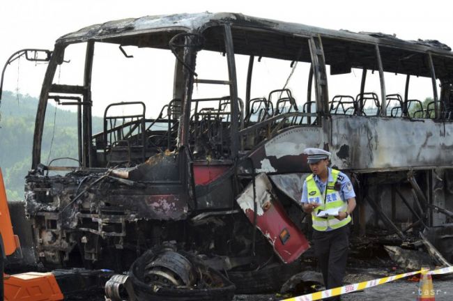 Pri havárii autobusu na Taiwane zomrelo 26 turistov z pevninskej Číny