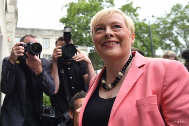 Eagleová odstúpila zo súboja o post šéfa labouristov, podporila Smitha