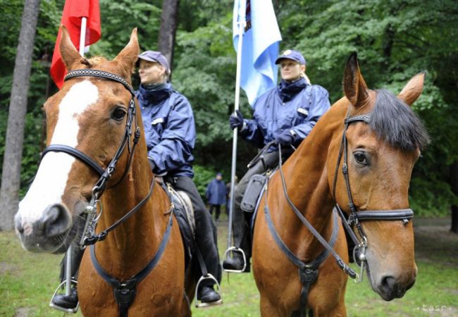 Vo Vrakunskom lesoparku v Bratislave pôsobí jazdná polícia