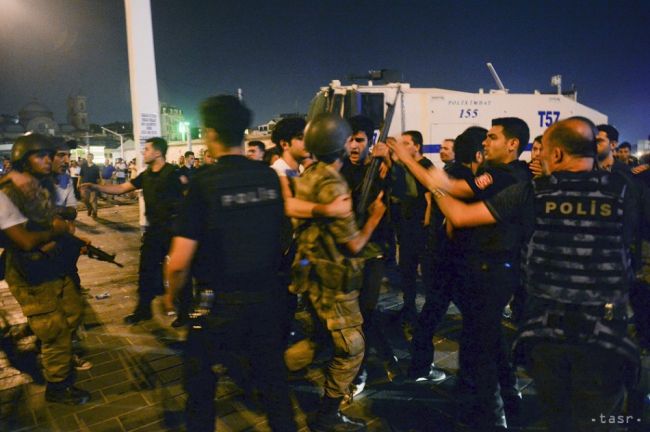 Zatkli troch vojakov v súvislosti s útokom na hotel s Erdoganom