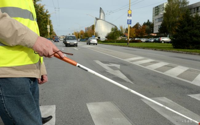 Aplikácia COrvus uľahčuje nevidiacim prácu s dotykovým telefónom