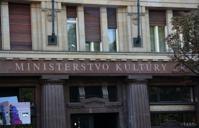 Vo Dvorane Ministerstva kultúry je výstava Odtiene milosrdenstva
