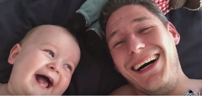 Video: Otecko rozosmeje bábo jediným slovom