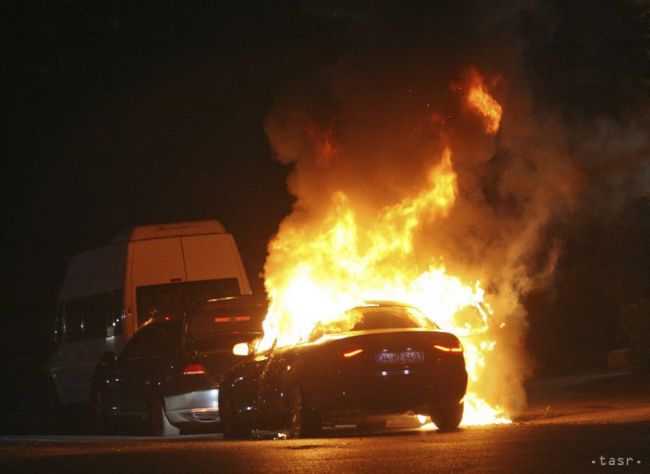 Čech si podpálil auto a nabúral s ním do dverí polície