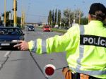 Policajti si posvietia na vodičov autobusov a nákladných vozidiel