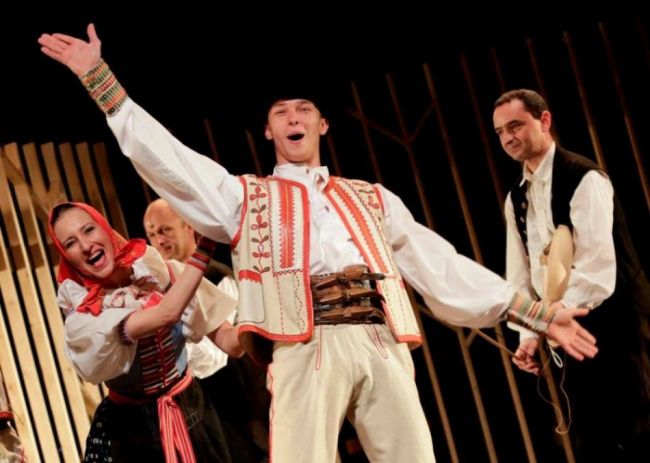 SĽUK sa zaoberá umeleckým spracovaním a interpretáciou folklóru