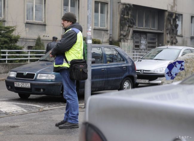 Karlova Ves odstraňuje z ulíc vraky i dlhodobo odstavené autá