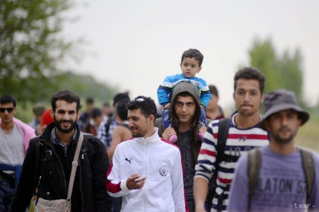Stovka migrantov pochodovala dnes napriek horúčave do Maďarska