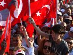 Tisíce Turkov na námestí v Istanbule odsúdili pokus o prevrat