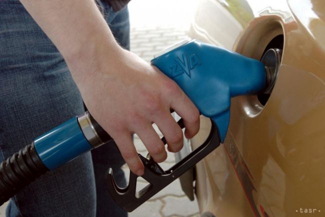 Ceny ropy vzrástli, WTI obchoduje tesne nad 43 USD za barel