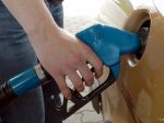 Ceny ropy vzrástli, WTI obchoduje tesne nad 43 USD za barel