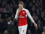 Mertesacker si zranil koleno, čaká ho niekoľkomesačná maródka