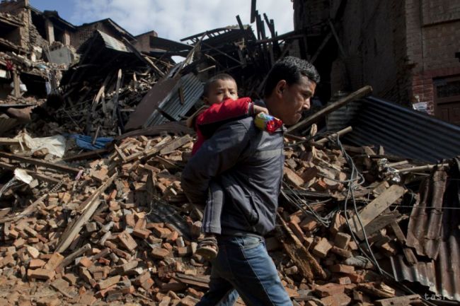 Pri povodniach a zosuvoch pôdy v Nepále zomrelo najmenej 39 ľudí