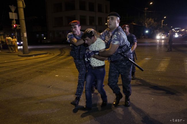 Ozbrojenci okupujú policajnú stanicu v Jerevane, zajali zdravotníkov