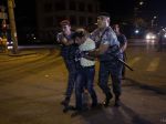 Ozbrojenci okupujú policajnú stanicu v Jerevane, zajali zdravotníkov