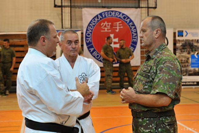 Minister obrany Gajdoš si zatrénoval s inštruktormi boja zblízka
