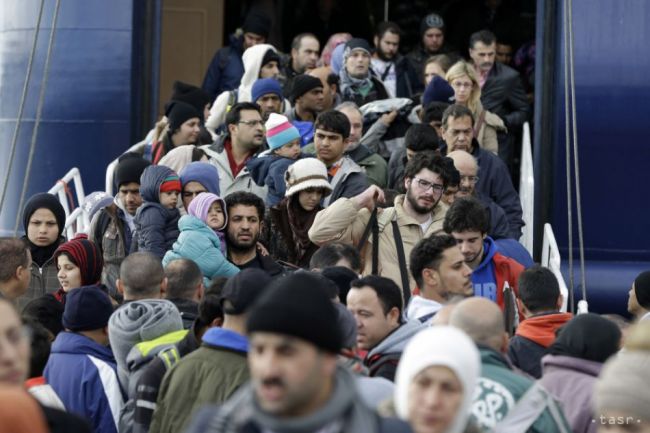 Gréci zakročili voči migrantom, vypratali tábor v prístave Pireus