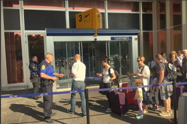 Žena chcela stopnúť odlet manžela, ženevské letisko strašila bombou