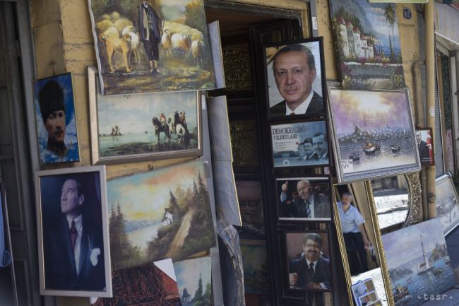 Turecká vláda prikročila k ďalším čistkám v radoch armády i médiách