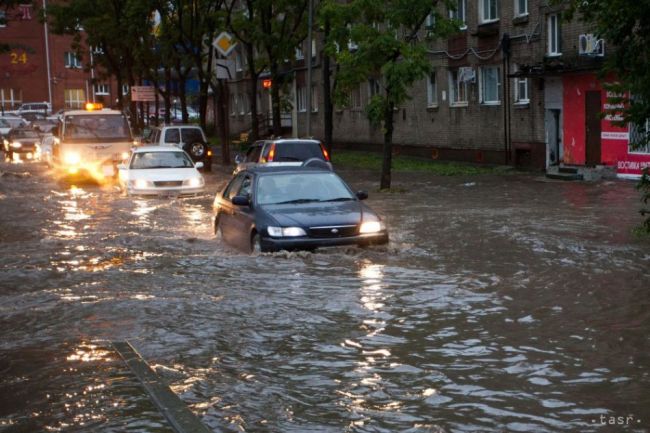 V Maďarsku zanechali búrky zaplavené pivnice a problémy v doprave