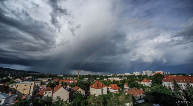 Búrky sa popoludní objavia na väčšine územia Slovenska