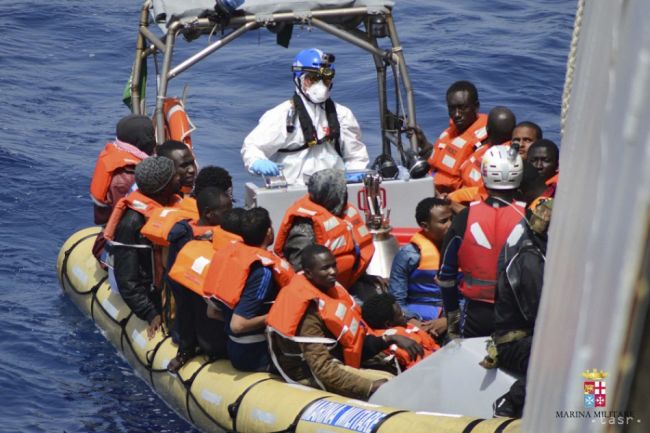 Za jediný deň zachránili v Stredozemnom mori viac ako 3400 migrantov